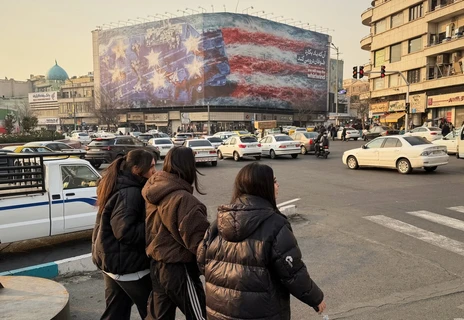 Irán revela mural para advertir represalias si EU lanza un ataque militar