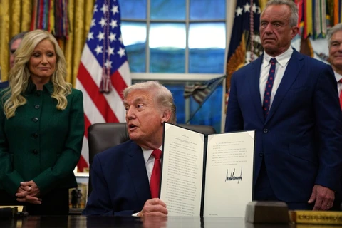 Trump firma orden ejecutiva para imponer aranceles a países que provean petróleo a Cuba