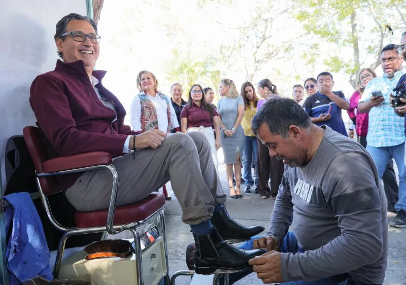 Erasmo González entrega sillas de bolear a aseadores de calzado de Ciudad Madero