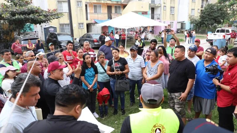 Garantiza Armando Martínez apoyo a familias afectadas por explosión en Los Olivos II