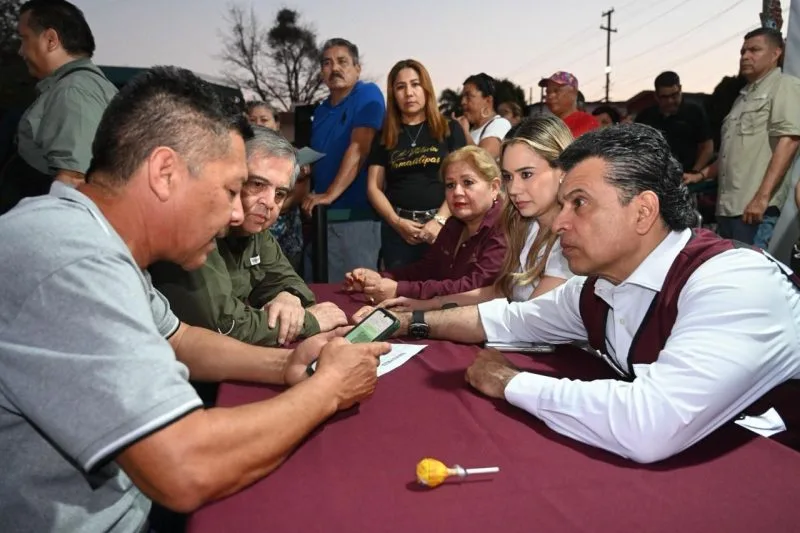 Disfrutan Lalo y Lucy Día del Pueblo con vecinos de la Nacozari