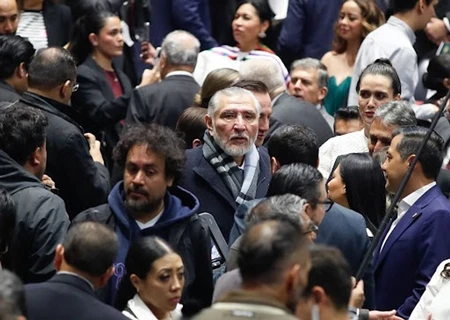 Adán Augusto cede liderazgo, pero no se va del Senado