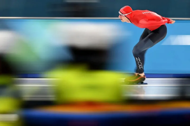 El noruego Sander Eitrem rompe récord olímpico en patinaje de velocidad