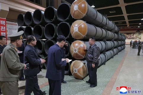 Kim Jong Un presenta lanzacohetes nuclear: «ninguna fuerza podría esperar la protección de Dios»
