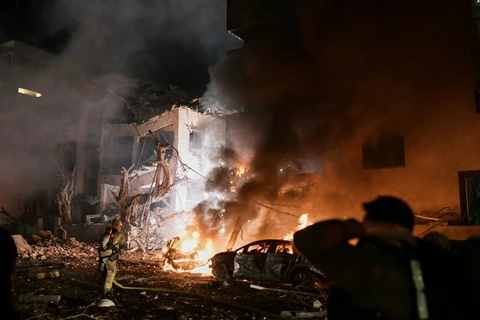 Misiles iraníes impactan Tel Aviv: un muerto y más de 20 heridos, según médicos