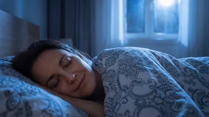 Cuáles son los 7 alimentos recomendados por especialistas para dormir mejor