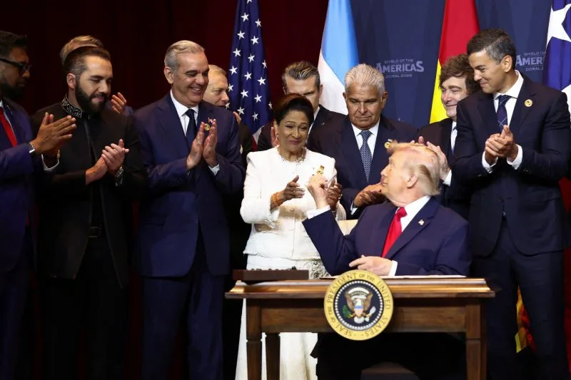 «No voy a aprender su maldito idioma», dice Trump a líderes de América Latina; afirma que prefiere tener «un buen intérprete»
