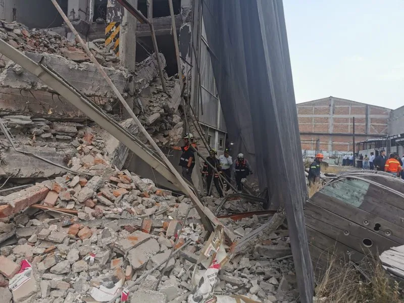 Colapsa edificio en demolición en San Antonio Abad; confirman un muerto, un herido y dos más atrapados