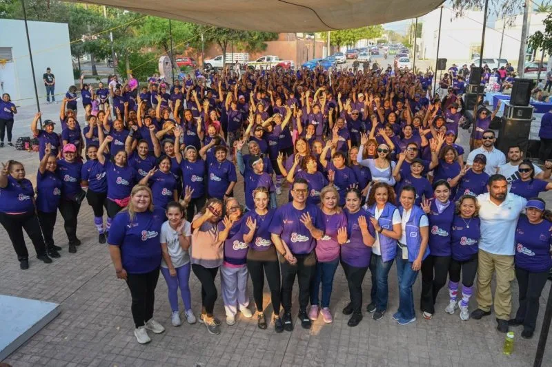 Con energía y entusiasmo participan Lalo y Lucy en Zumbaton con Causa