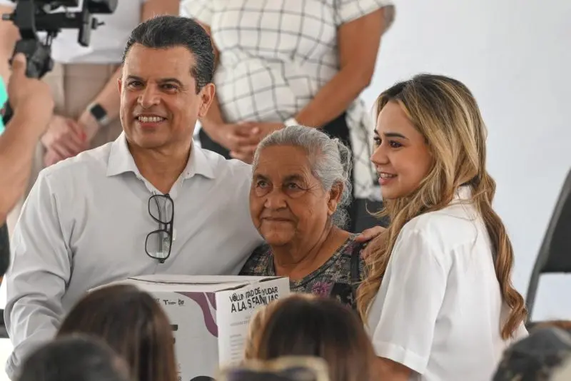Entregan Lucy y Lalo 3 mil insumos alimentarios