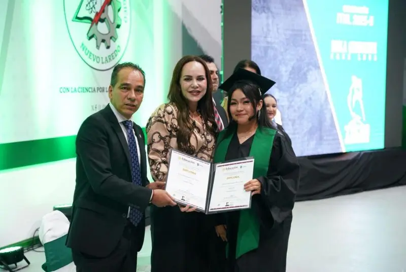 Reitera alcaldesa Carmen Lilia Canturosas compromiso con la juventud y la educación en graduación del Tec de Nuevo Laredo