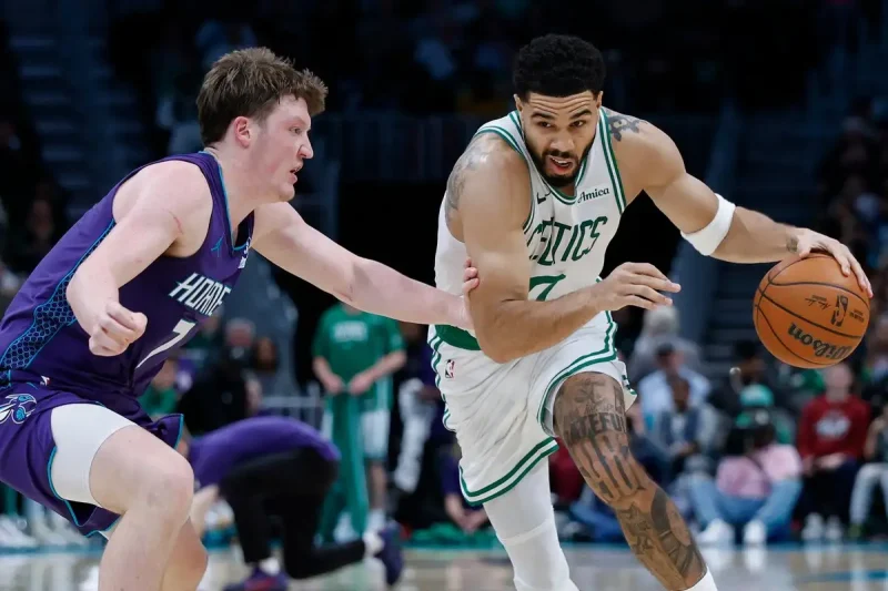 Celtics vencen 114-99 a los Hornets para su tercera victoria al hilo