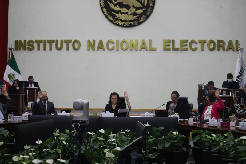 Ganan más que la Presidenta 48 funcionarios del INE