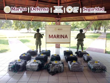 Marina asegura 650 kg de cocaína en lacha en costas de Michoacán