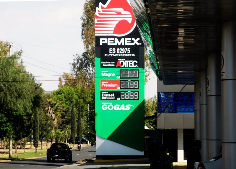 Sheinbaum y gasolineros acuerdan bajar precio del diésel a 28.30 pesos el litro