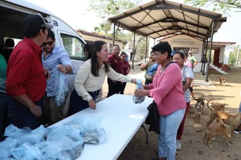 Blanca Guzmán lleva apoyo alimenticio al sector rural