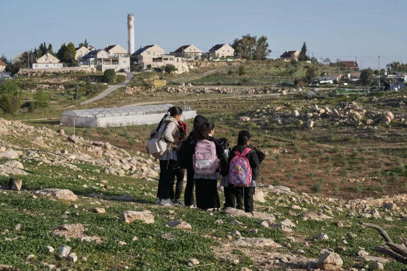 Colonos bloquean paso de niños a su escuela en Cisjordania reocupada