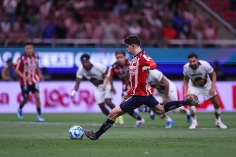 Con penal polémico en el tramo final, Chivas rescata empate 2-2 con Pumas