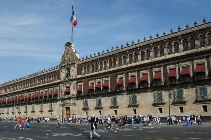 Gobierno se reúne con gasolineros para evitar aumentos en combustibles