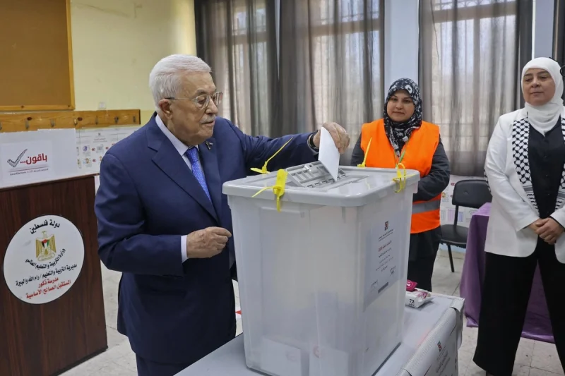 Más de 70 mil palestinos celebran sus primeras elecciones locales tras más dos décadas en el centro de Gaza