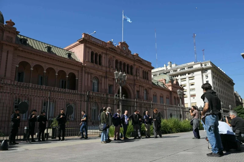 Periodistas argentinos siguen sin acceso a la Casa Rosada tras bloqueo de Milei por supuesto espionaje