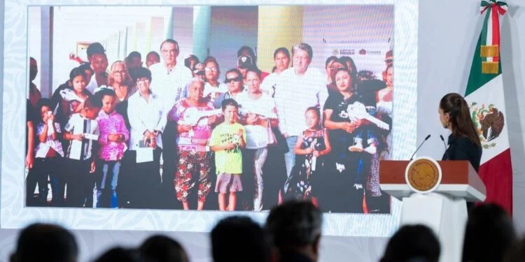 En enlace a la “mañanera”, presidenta Sheinbaum y Américo Villarreal entregan viviendas a familias de pescadores en Tamaulipas