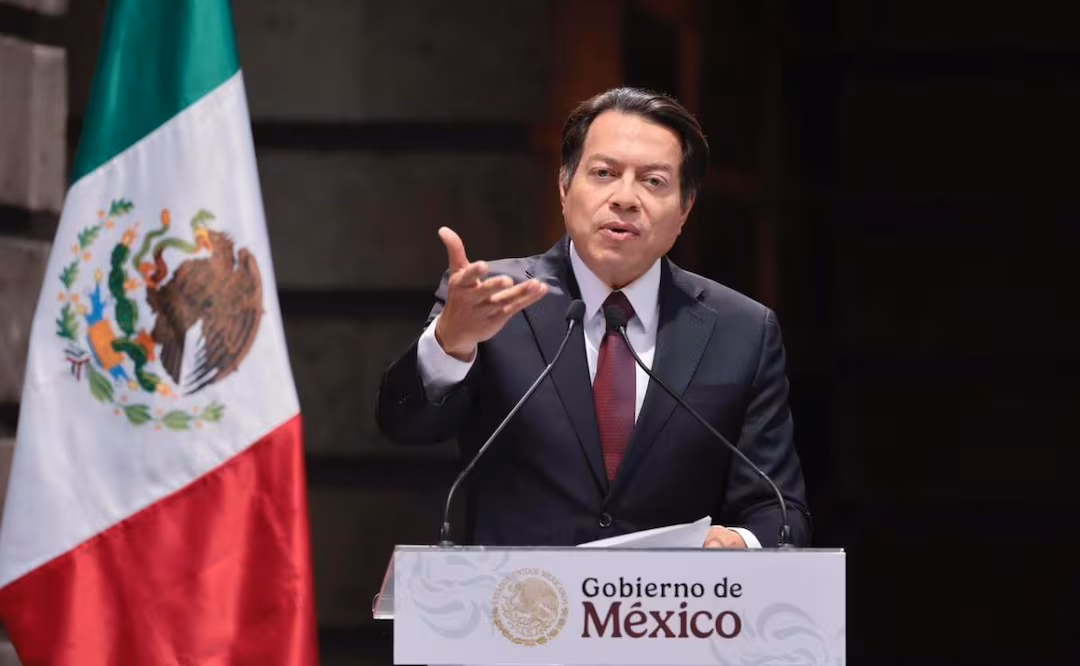 Mario Delgado anuncia aumento salarial de 9% a maestros; Sheinbaum reconoce alza y dice que «ojalá fuera el doble»