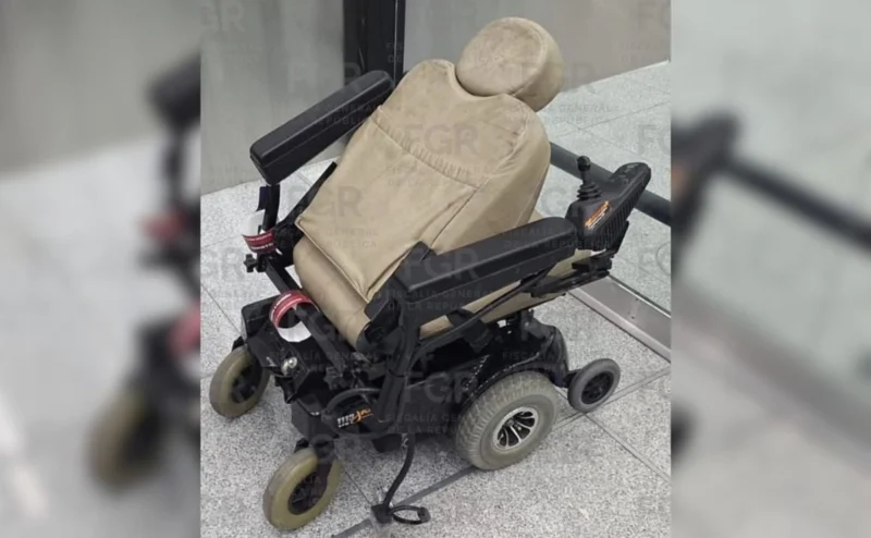 Vinculan a individuo por transportar 8.8 kilos de cocaína en silla de ruedas en el AICM