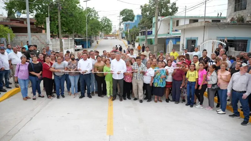 Entrega Armando Martínez pavimentación e iluminación solar en la colonia Tampico-Altamira