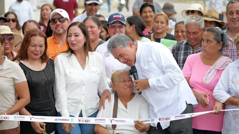 Entrega Armando Martínez pavimentación de calle en El Edén
