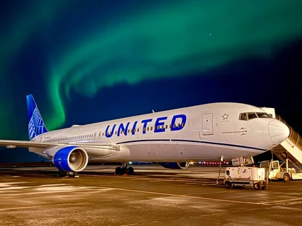 Avión de United Airlines que volaba a España regresó a NY por posible amenaza a bordo