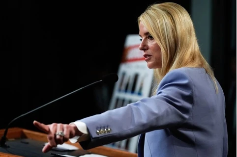 Trump nombra a ex fiscal Pam Bondi para panel de IA de la Casa Blanca