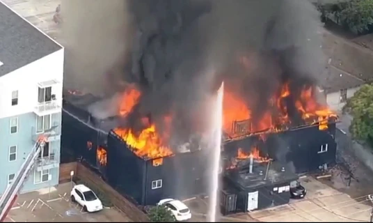 Una explosión sacude un edificio de apartamentos en Dallas; al menos 4 personas resultaron heridas.