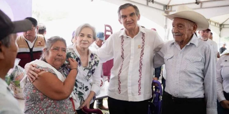 Américo y María de Villarreal llevan apoyos y servicios gratuitos a las familias de Antiguo Morelos