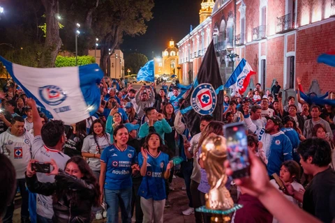 Cruz Azul recibe premio de la FMF como mejor equipo del año y gana un millón de dólares