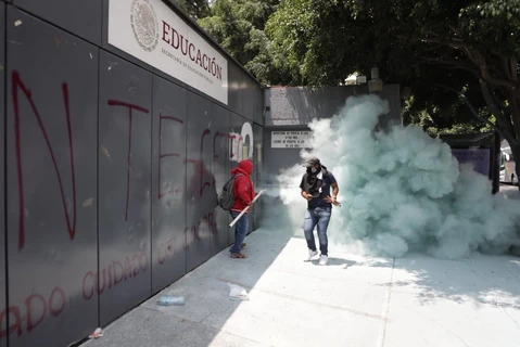 Maestros de Guerrero vandalizan sede de la SEP en avenida Universidad